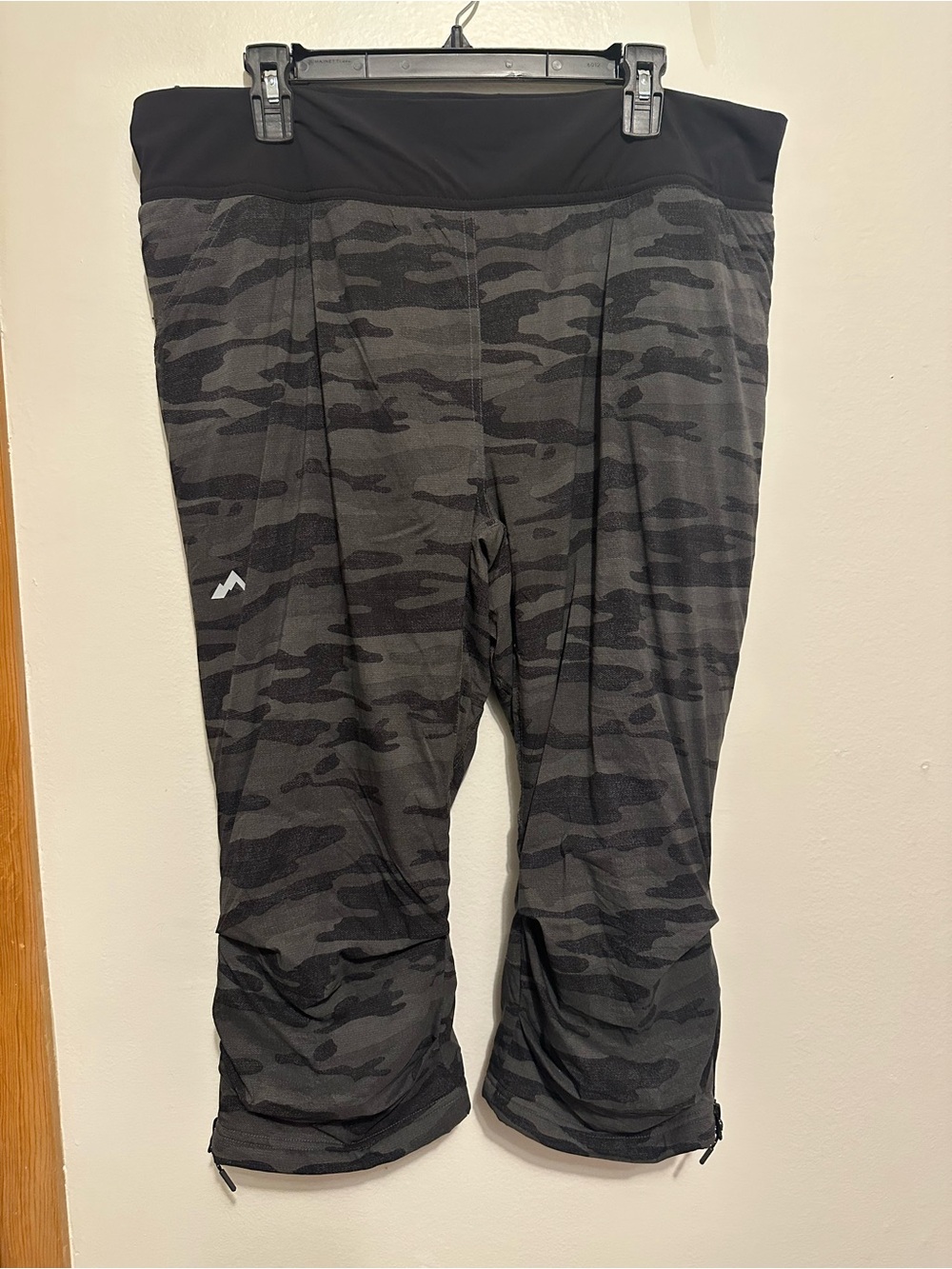 Strafe WS Alpha Insulator Ski Pants Womens Distressed Stealth Camo Size XL